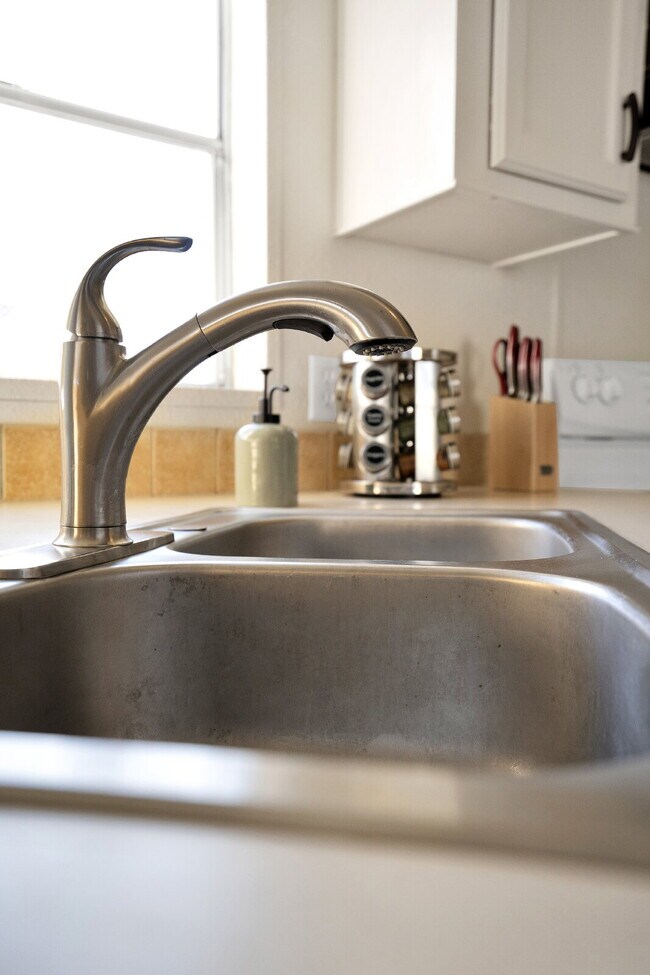 Building Photo - Modern Furnished 2 Bed/2 Bath Home • Laundry • Internet Included