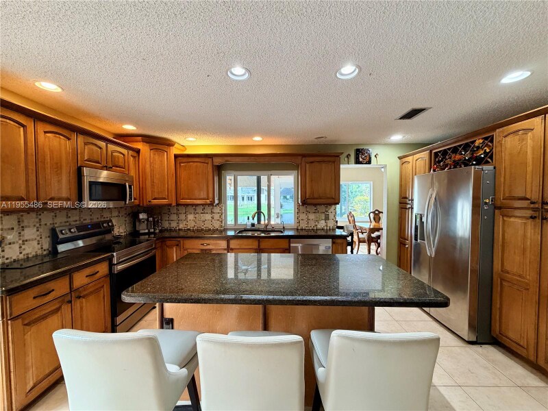 Building Photo - 2865 Begonia Way