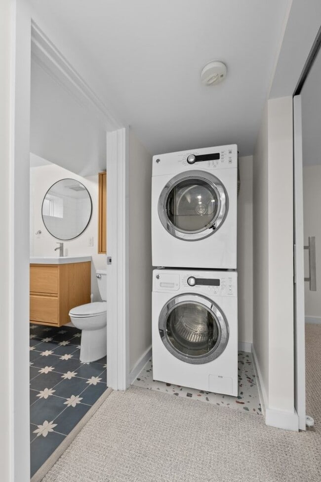 Building Photo - 1Bd/1Ba Seattle Duplex