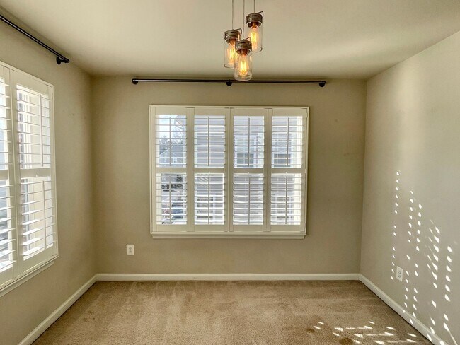 Building Photo - IMPRESSIVE STAFFORD TOWNHOUSE!