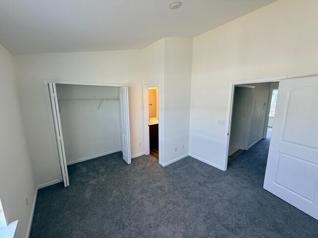 Building Photo - Upgraded Townhome