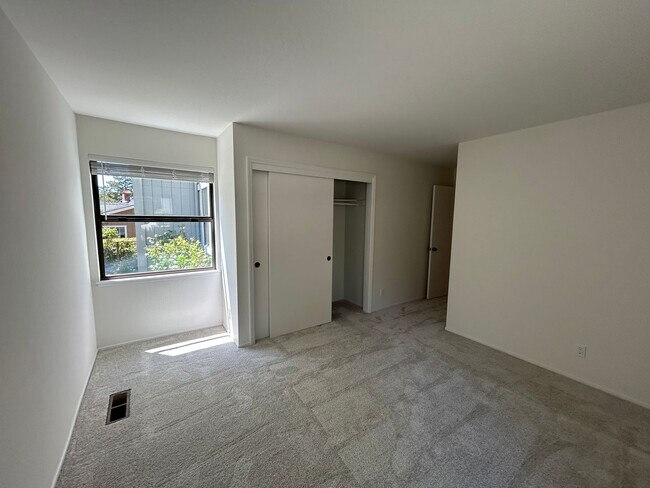 Building Photo - Must See Spacious Alamo 4BR Home with Remo...