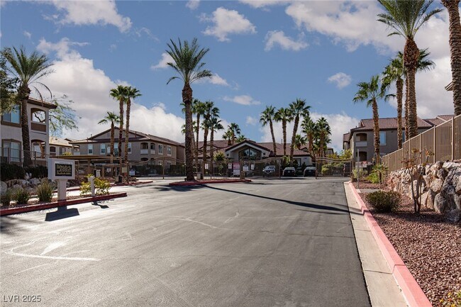 Building Photo - 2305 W Horizon Ridge Pkwy