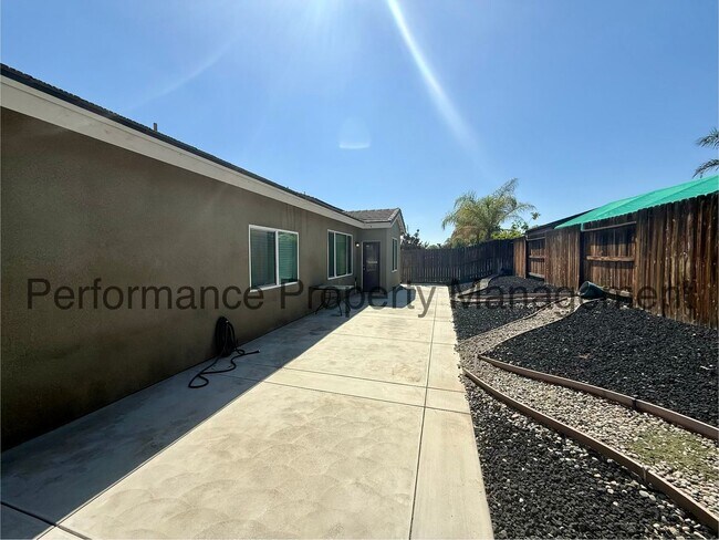Building Photo - Spacious 4 Bed/2 Bath SW Bakersfield Home w/ RBP & $0 Deposit Option