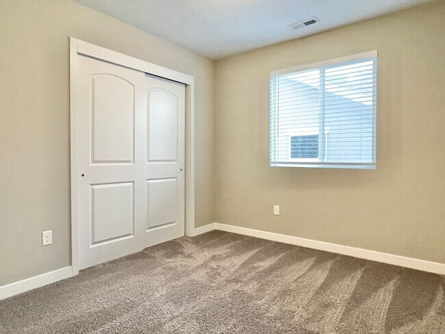 Building Photo - 3037 S Red Pine Dr