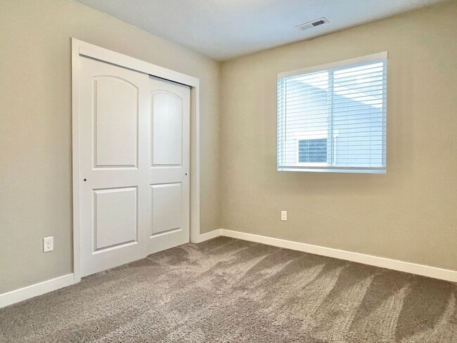 Building Photo - Spacious 2 Story with Finished Basement!