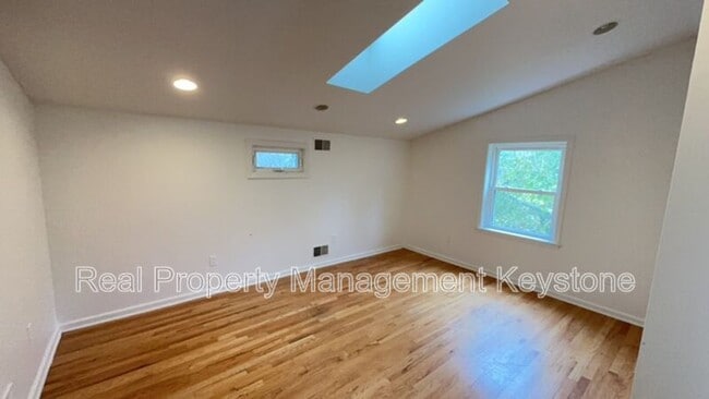 Building Photo - 1026 Mirror St