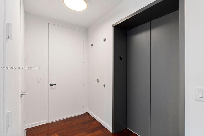 Building Photo - 5959 Collins Ave