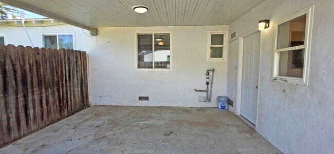 Building Photo - 1021 Buckeye Dr