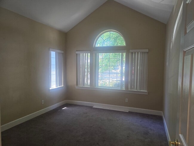 Building Photo - 3 bed 2 bath Home for Rent in Grants Pass