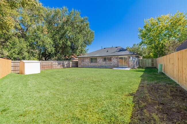 Building Photo - 2122 Maple Cir