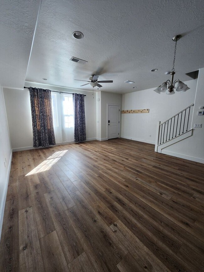 Building Photo - Beautiful Modern Townhome with Spacious La...