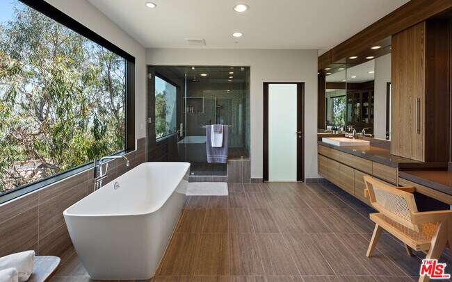 Building Photo - 2826 Las Alturas St