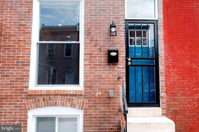 Building Photo - 2624 Llewelyn Ave