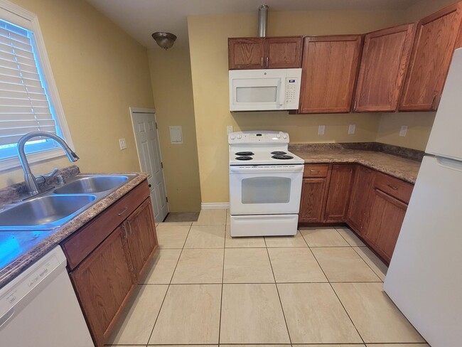 Building Photo - Spacious 3-Bed, 2-Bath Home with Fenced Ya...