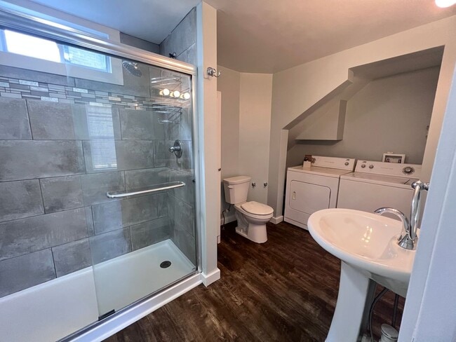 Building Photo - 3 bedroom home with main floor laundry!