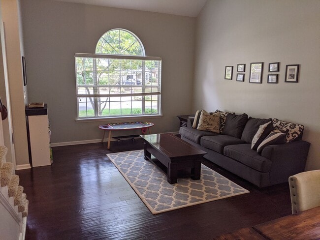 Building Photo - 3 bed 2.5 bath, Walk to Blakeney