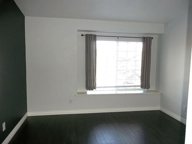 Building Photo - Updated 2-Story Condo Near CSU