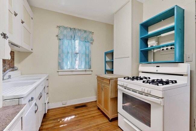 Building Photo - Downtown BUNGALOW 2 Bedroom 1 Bath