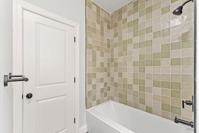 Building Photo - Luxury 1 and 2 bedrooms