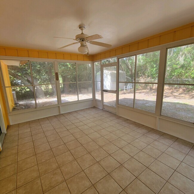 Screened in porch - 110 Park St