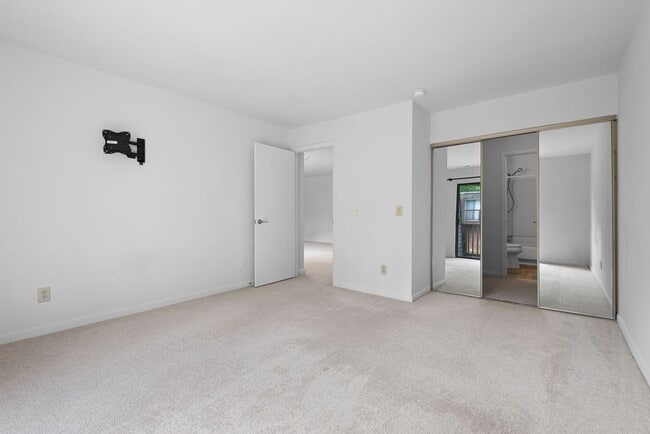 Building Photo - Condo in Chapel Hill - short term option!