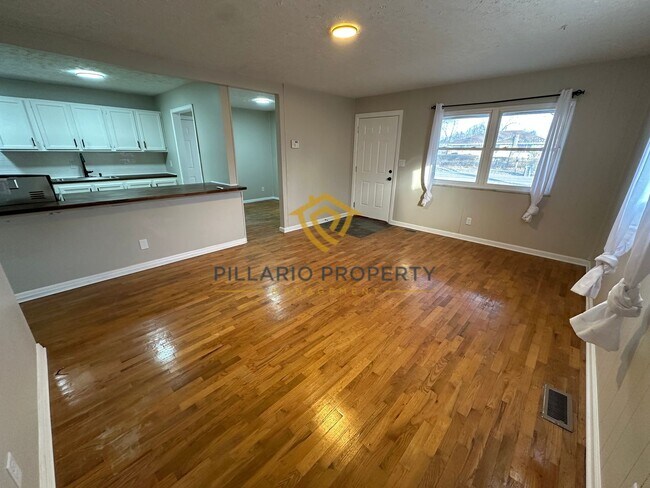 Building Photo - Spacious 4 Bedroom Home Featuring Open Layout & Hardwood Floors Available NOW!