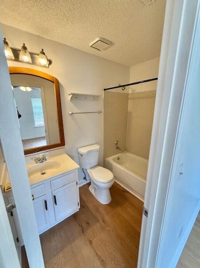 Building Photo - Fabulous Townhome in Prime Location – Comf...