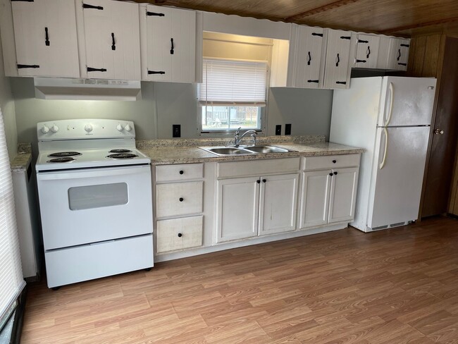 Building Photo - 2 BDRM 1 BA SINGLEWIDE MOBILE HOME IN PARK...