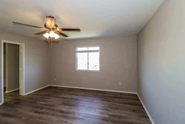 Building Photo - 121 Camellia Dr