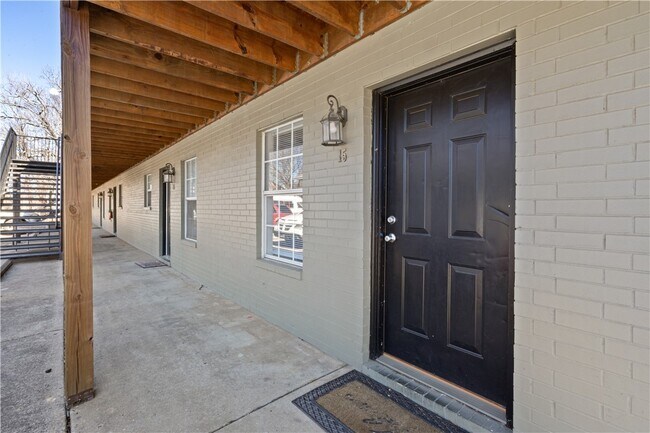 Building Photo - 884 W Holly St