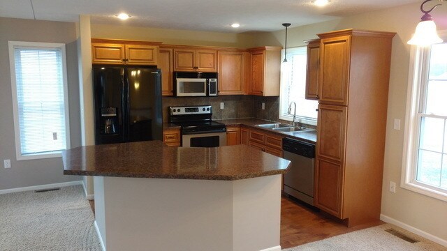Building Photo - 4 bedroom, 3 bath home on quiet Cul-de-sac...