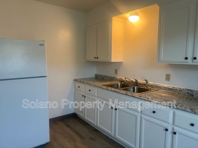 Building Photo - 1104 School St