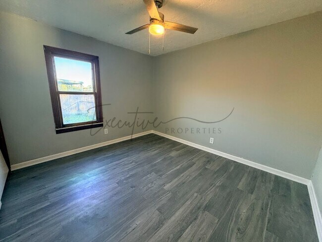 Building Photo - 3 Bedroom, 1.5 Bathroom Home with Bonus Room for Rent in Lake Charles