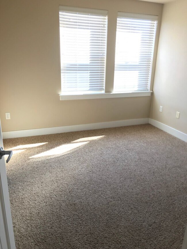 Building Photo - 9947 W Rosecroft Ct