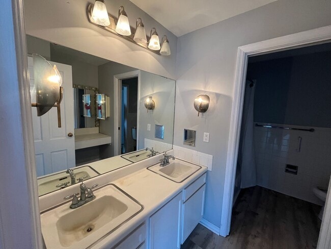 Building Photo - Beautiful 3 bedroom with river views