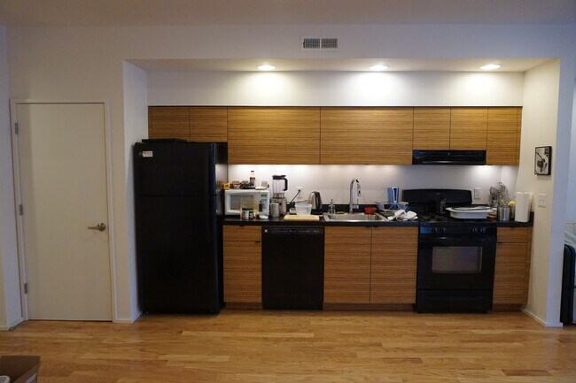 Building Photo - 2451 SE Ankeny St