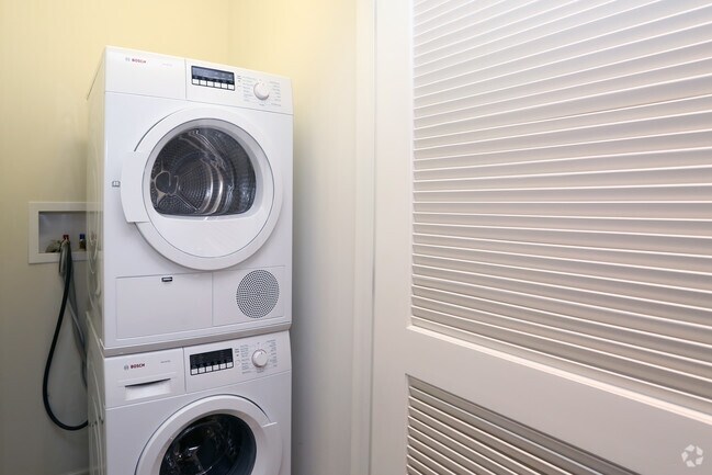 Studio, 1BA - Laundry - Cardinal Square