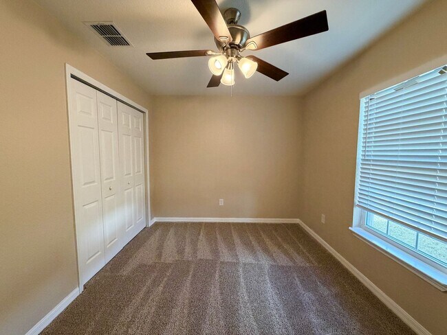 Building Photo - Desirable SE Neighborhood - 3/2/2 Silver Spring Shores **Available NOW**