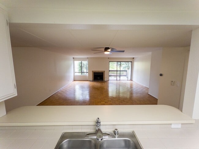 Building Photo - Large 2bed/ 2 bath corner unit in the heart of Silverlake with Hot Tub, Pool, Gated Parking and P...
