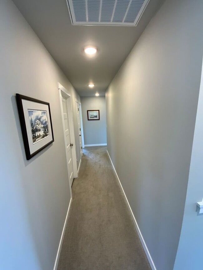 Building Photo - Centralia 4bdr brand new home 2 garage & s...