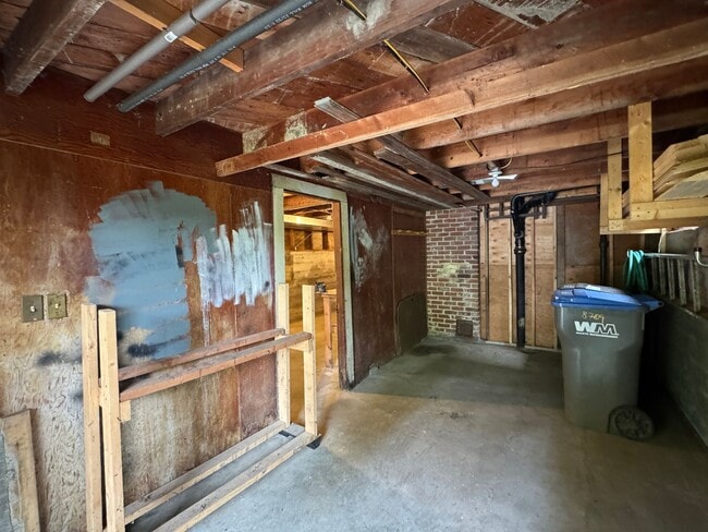 Building Photo - Desirable Indianola waterfront just in time for summer