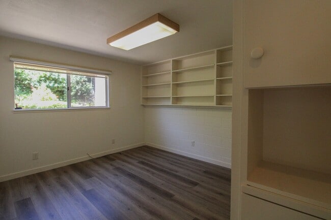 Building Photo - 298 Country Club Dr