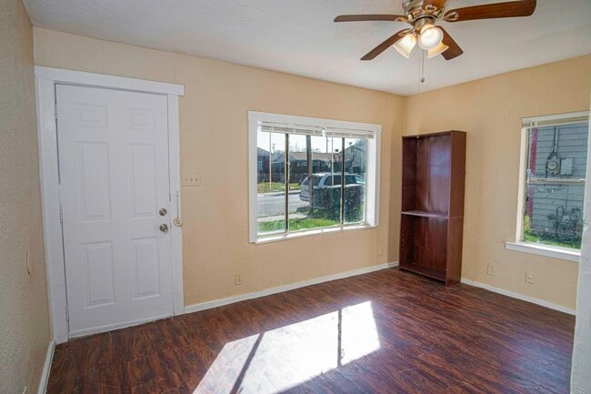 Building Photo - 819 Larry St