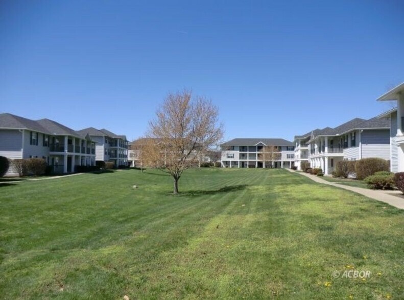 Courtyard - 15 S Shafer St