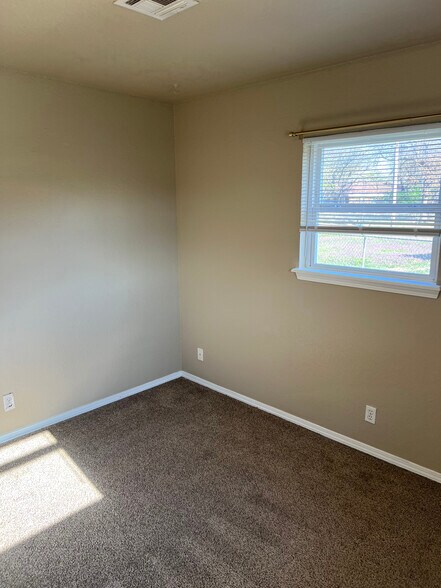 Building Photo - 1031 Carlisle Cir