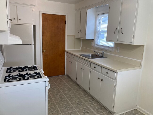 Building Photo - A Great 3 Bedroom Ranch with Nice Basement, Garage and Backyard Sec. 8 OK