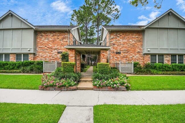 Building Photo - 515 Tallowood Rd