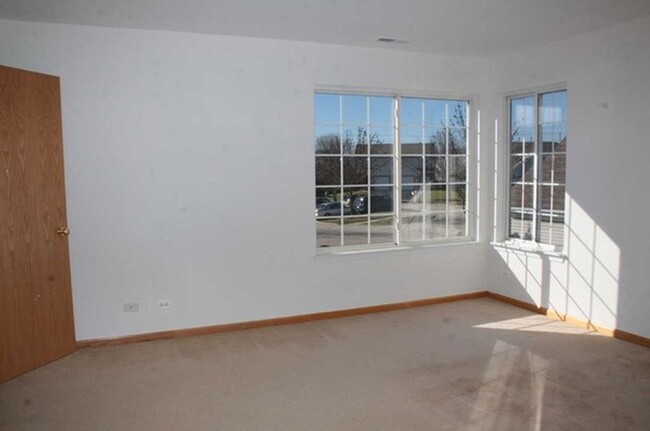 Building Photo - LARGE 2 BEDROOM 2.5 BATH HOME IN IMPRESSIO...