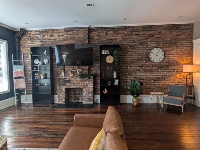 Building Photo - Cute Upstairs Down Town Apartment!